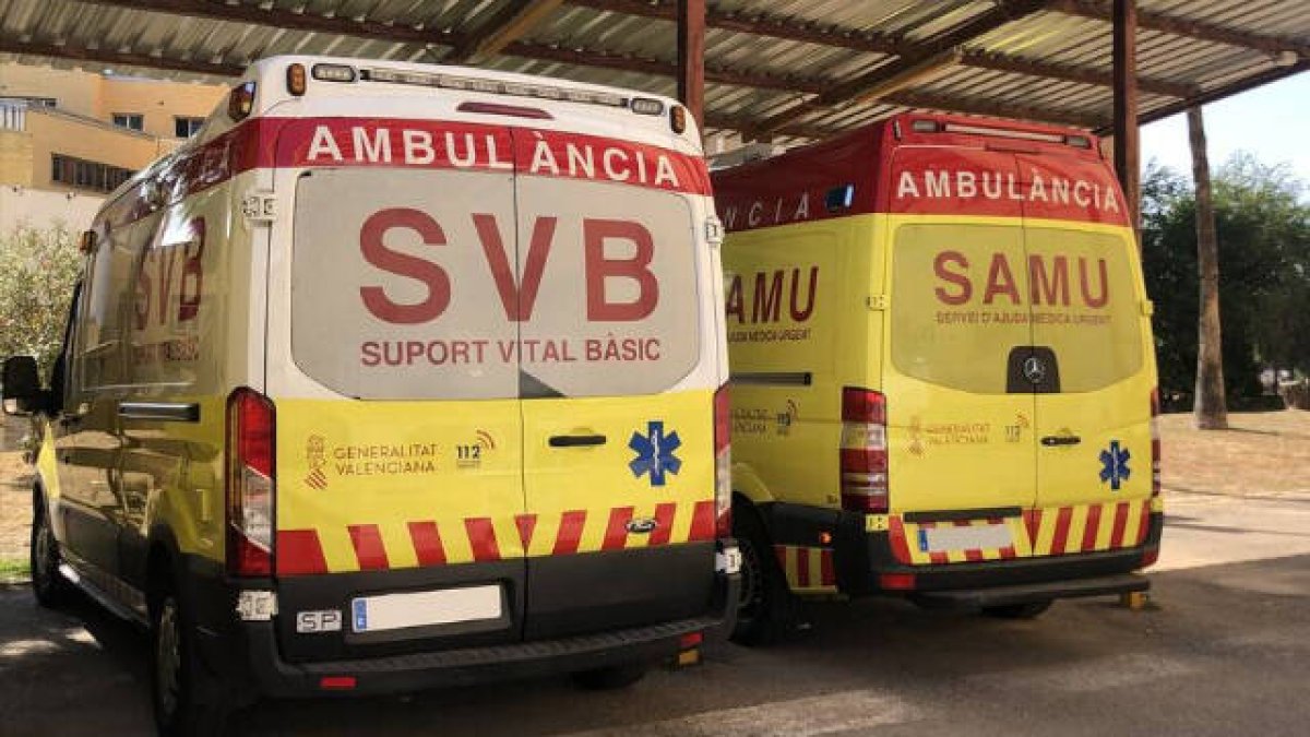 La mujer ha sido trasladada al hospital en ambulancia