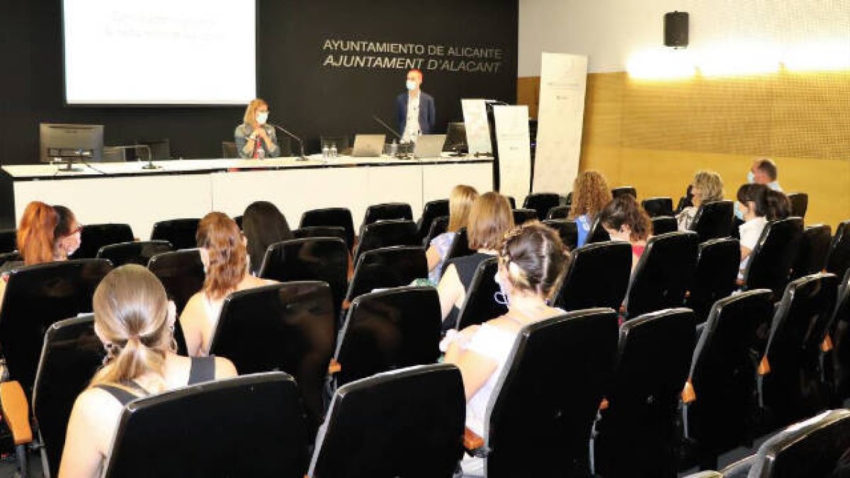 La concejal de Empleo y Desarrollo, Mari Carmen de España, ha dado la bienvenida al arranque de la Alicante Fashion Week