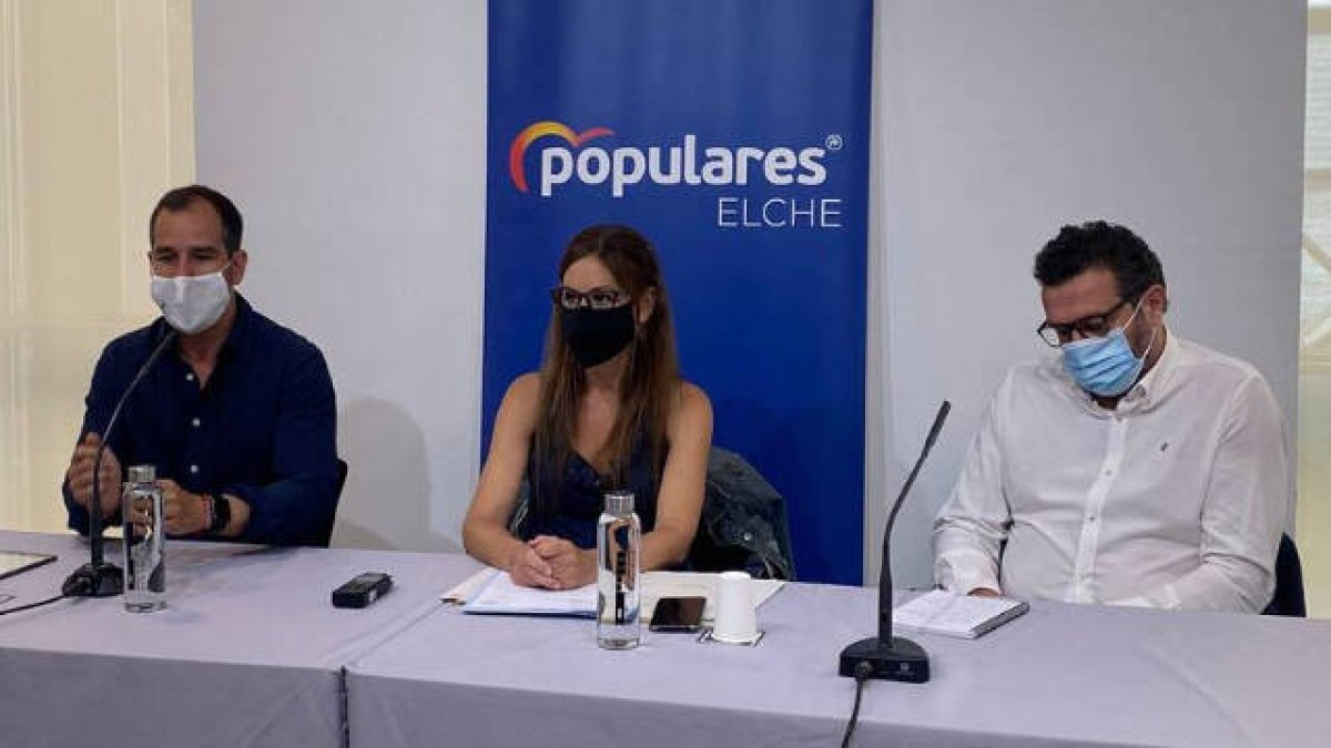 La portavoz de medio ambiente del PPCV, Elisa Díaz, junto a los responsables locales del PP de Elche