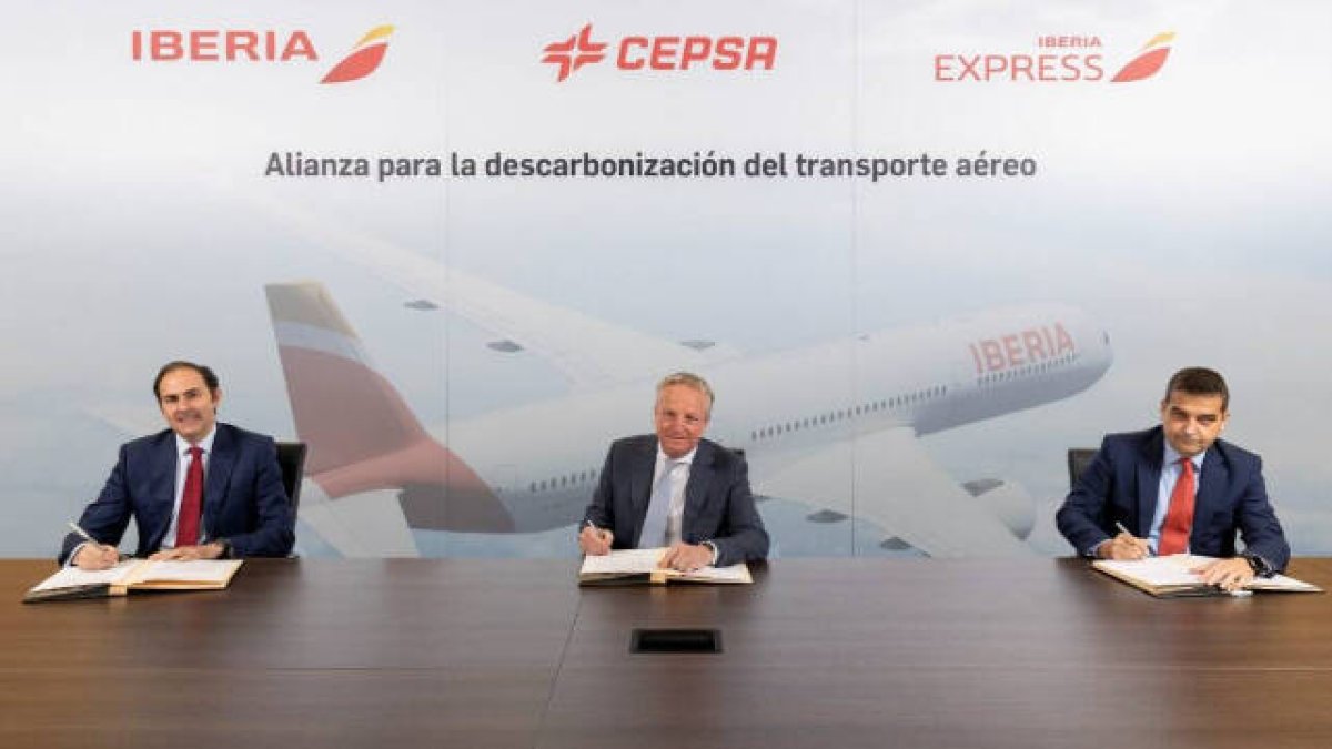 Iberia se alía con cepsa para impulsar su descarbonización