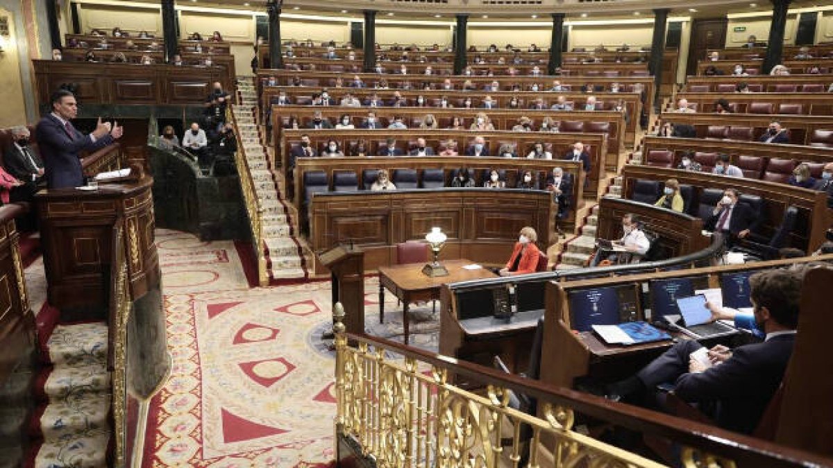 El presidente del Gobierno, Pedro Sánchez, interviene en una sesión plenaria en el Congreso de los Diputados