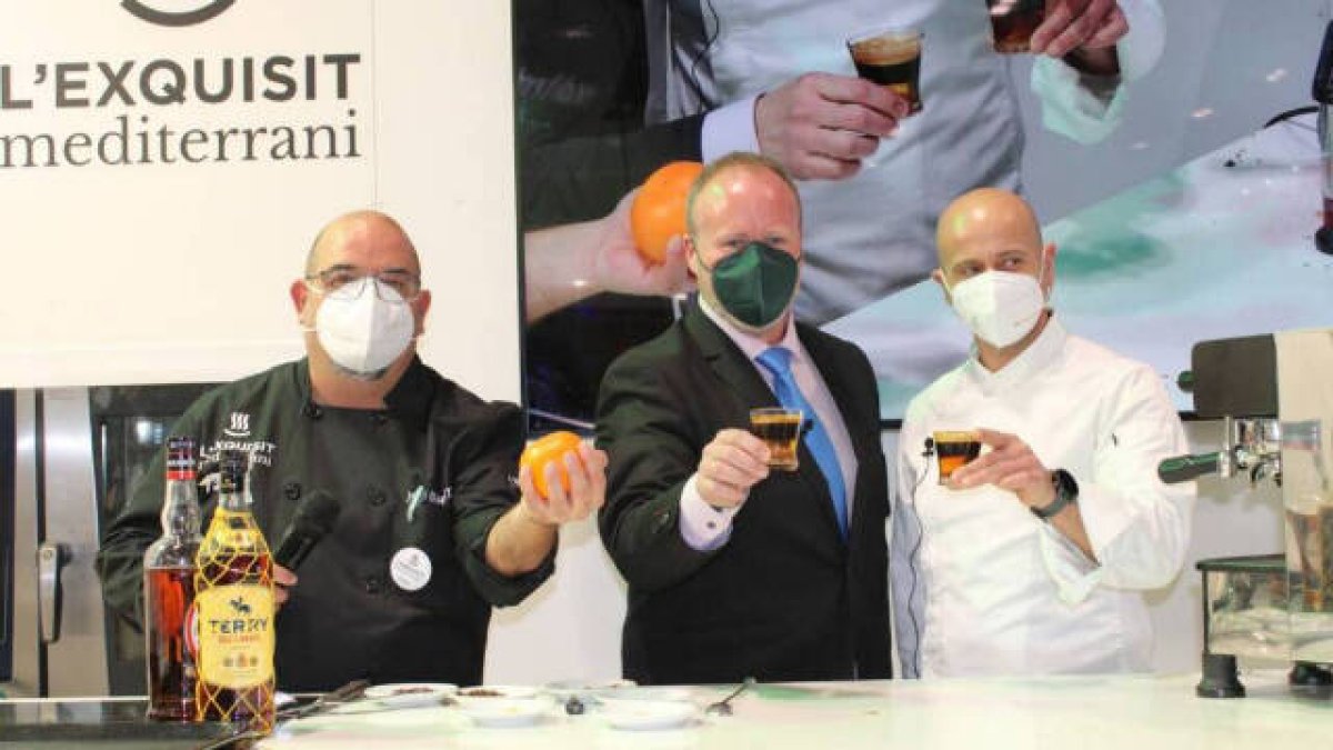 El alcalde de Xeraco, Avelino Mascarell, presenta el cremaet en Fitur