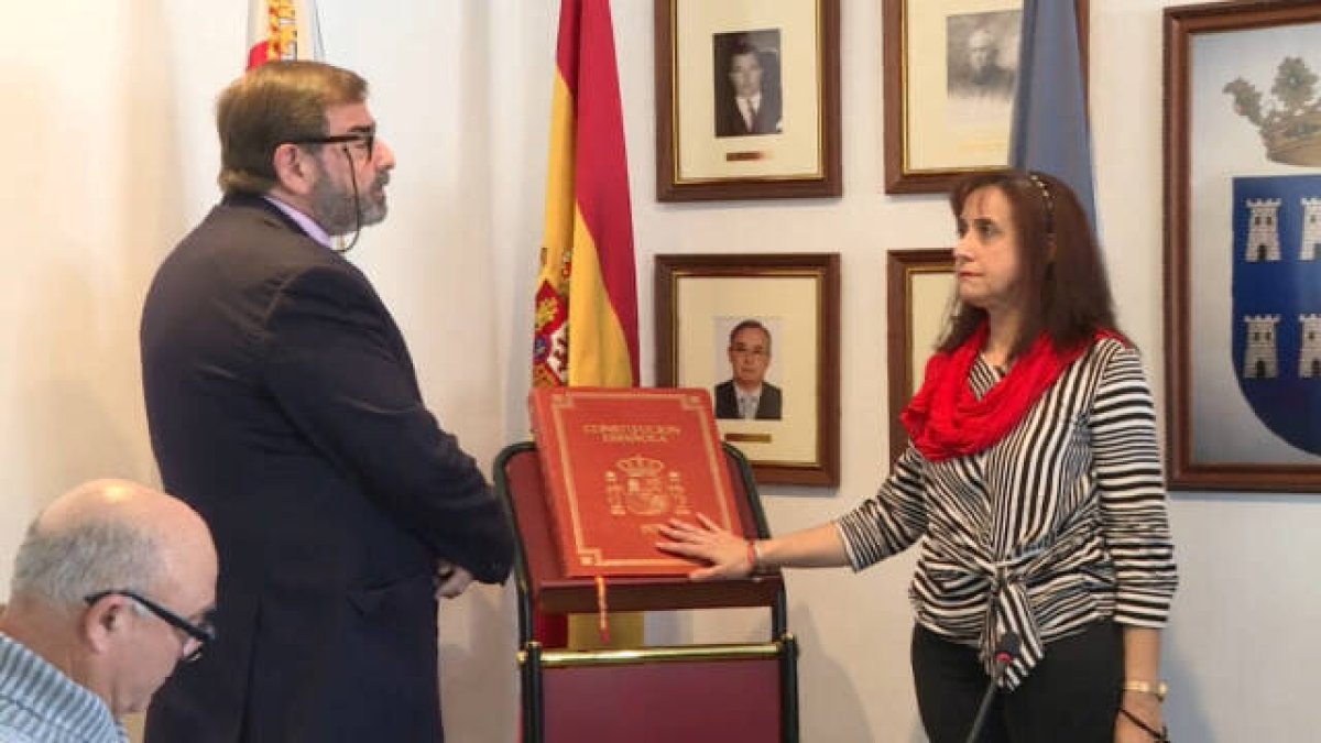 Amparo Bolós (derecha) alcaldesa de Torres Torres