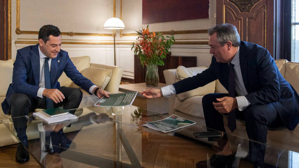 Reunión del presidente de la Junta de Andalucía, Juanma Moreno (PP), y el secretario general del PSOE-A, Juan Espadas, sobre los presupuestos andaluces para 2022.
