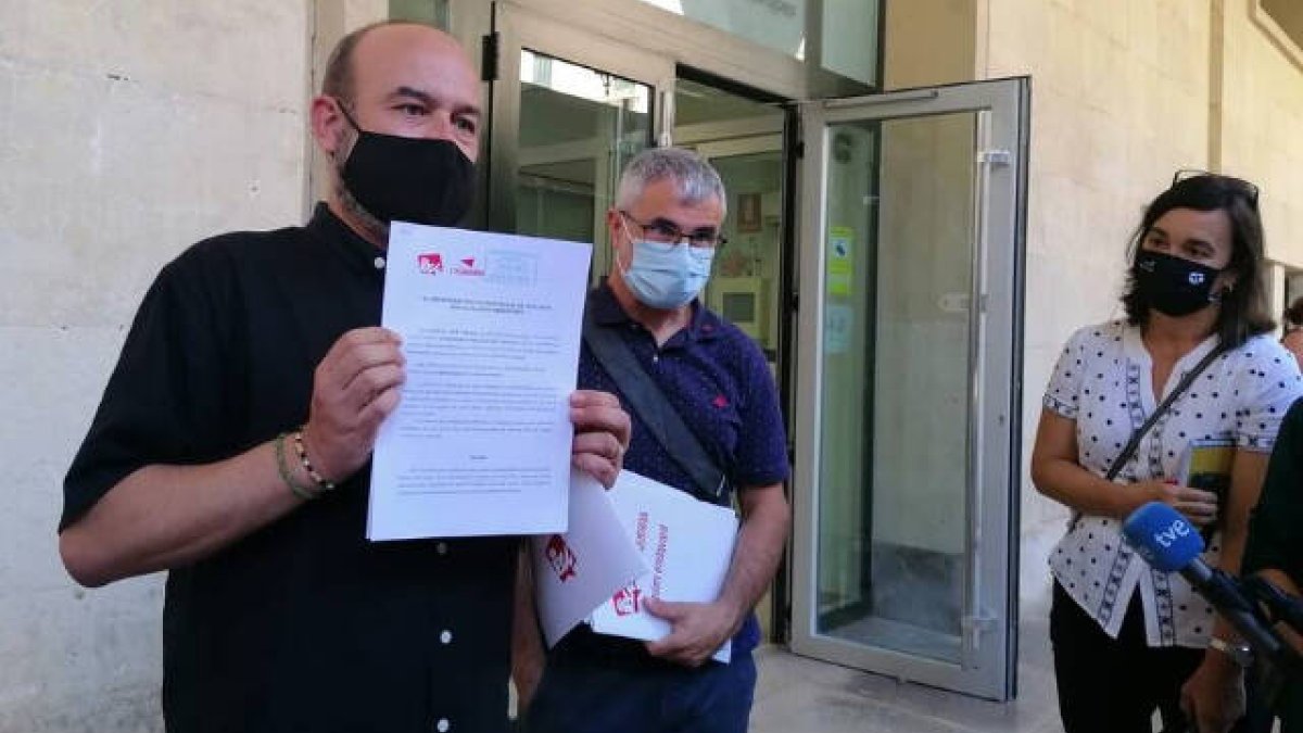 Manolo Copé, portavoz de Esquerra UNida, con la denuncia que presentó el 5 de julio