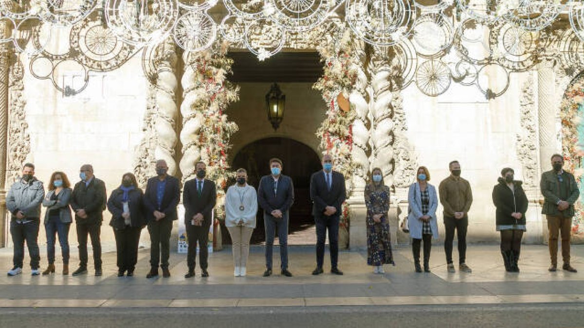 Representantes de todos los grupos políticos se han concentrado en las puertas del Ayuntamiento de Alicante