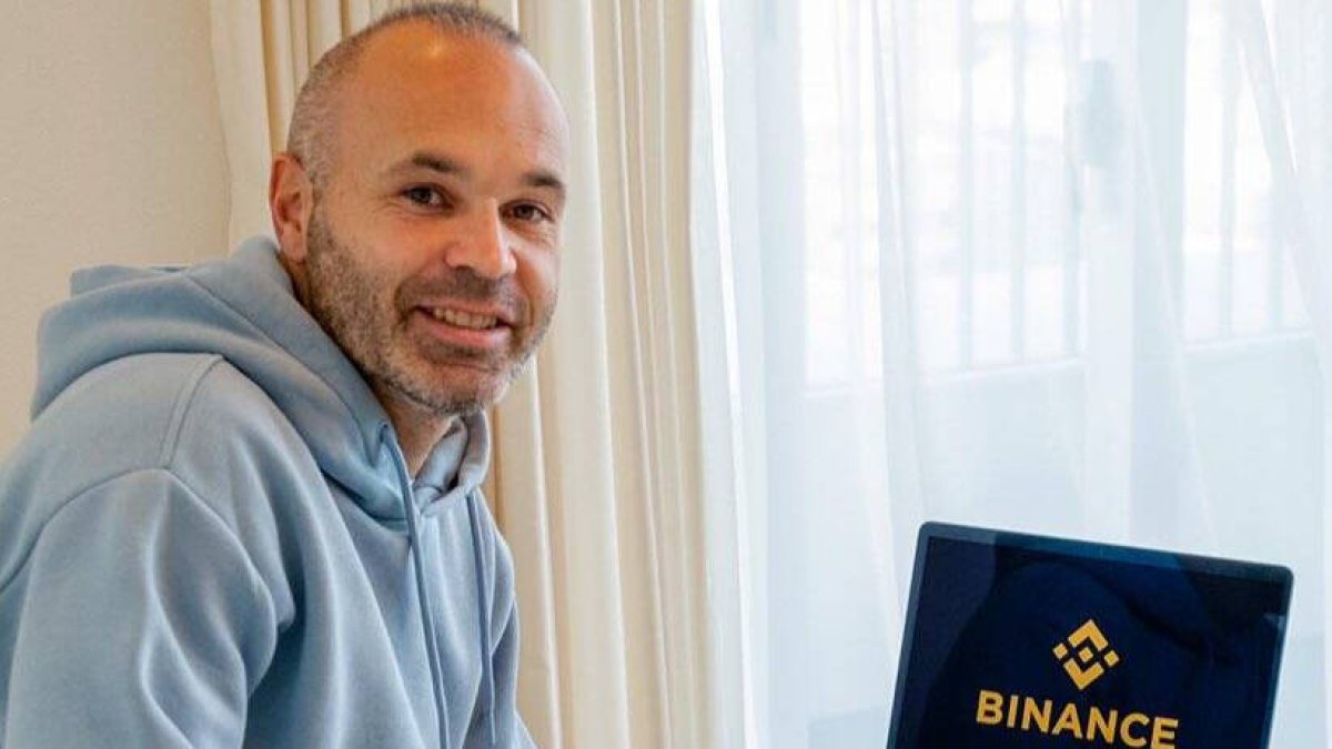 Iniesta, con la aplicación que publicita.