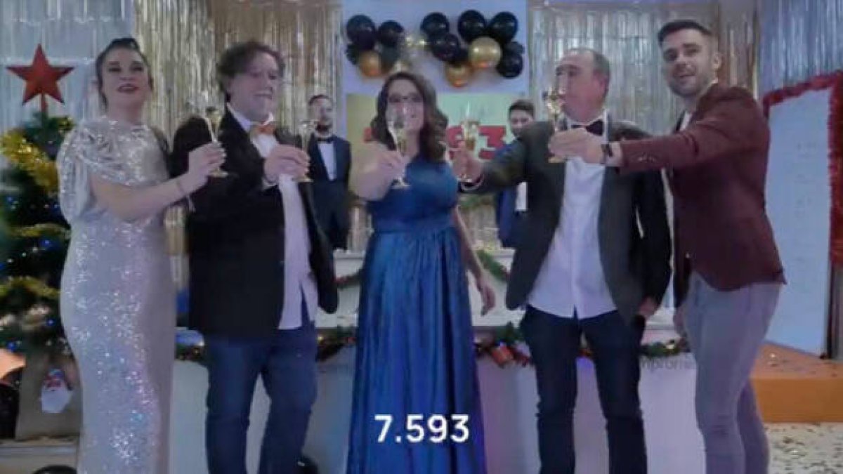 Dirigentes de Compromís vestidos de gala para su vídeo
