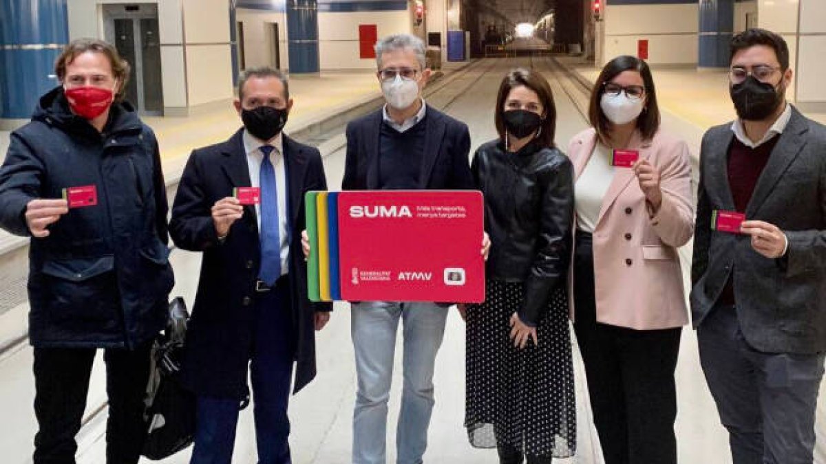El conseller Arcadi España presenta la nueva tarjeta Suma