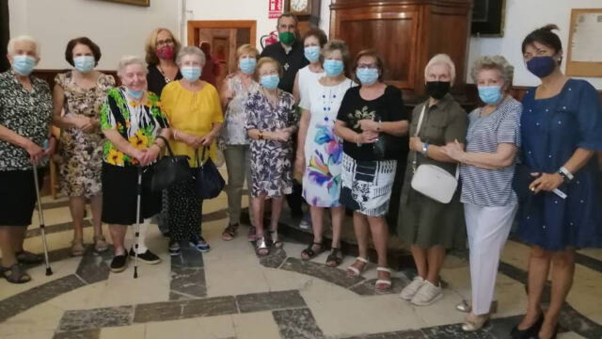 El P. Doñoro con un grupo de colaboradoras oriolanas del Hogar Nazaret