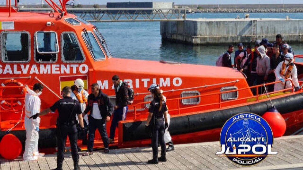 Inmigrantes llegados esta mañana a las costas de Alicante en patera