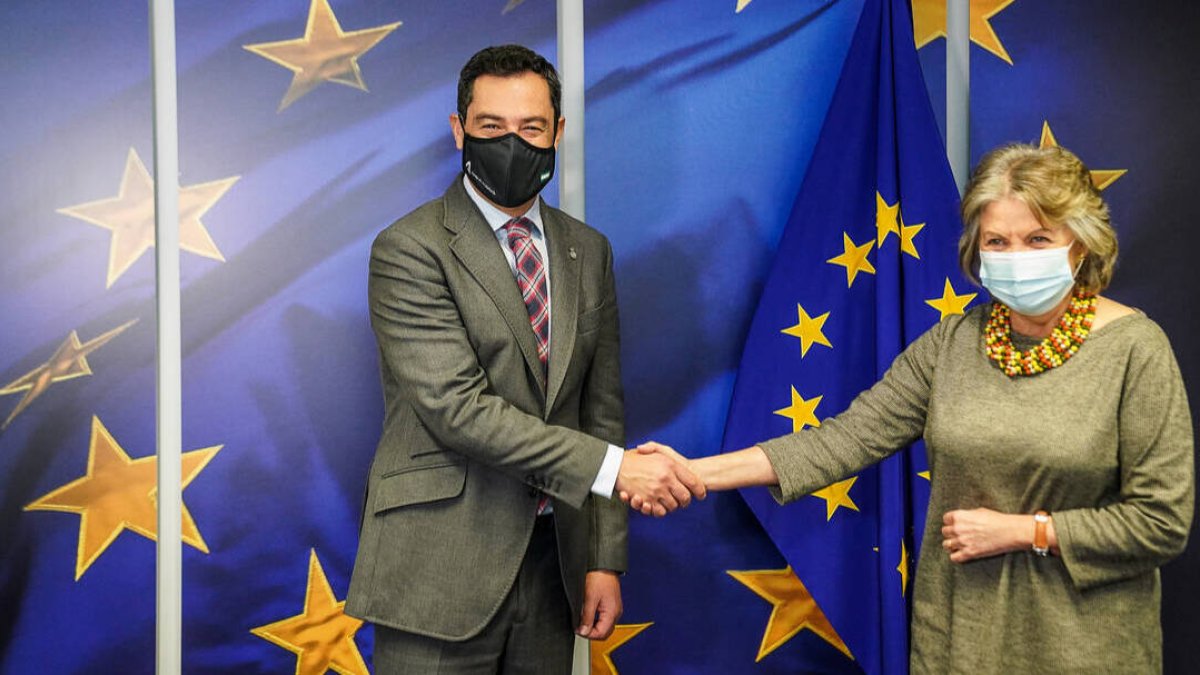 El presidente de la Junta de Andalucía, Juanma Moreno, junto a la comisaria europea de Cohesión y Reformas, Elisa Ferreira hoy en Bruselas.