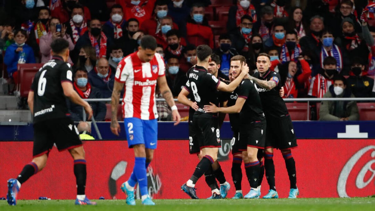 Los jugadores del Levante celebran el gol de Melero