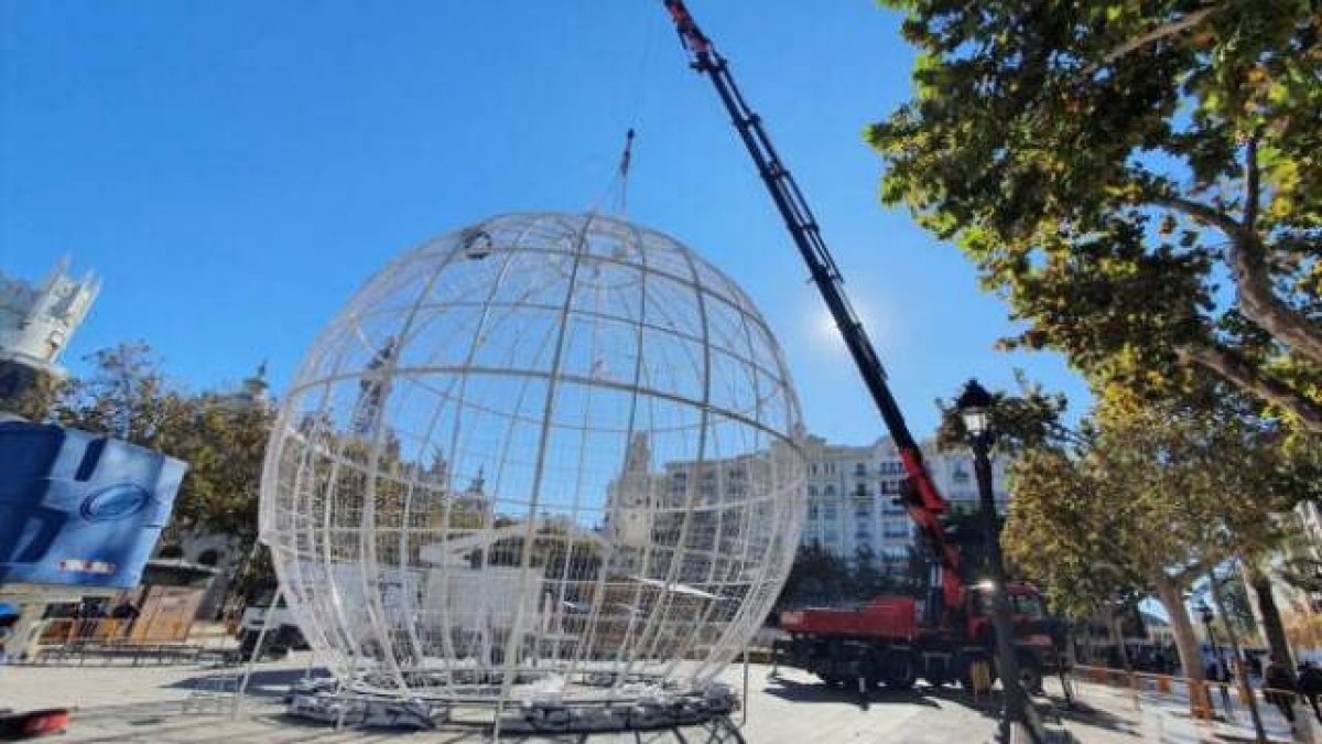 Bola de luces de 15 metros instalada en la Plaza del Ayuntamiento