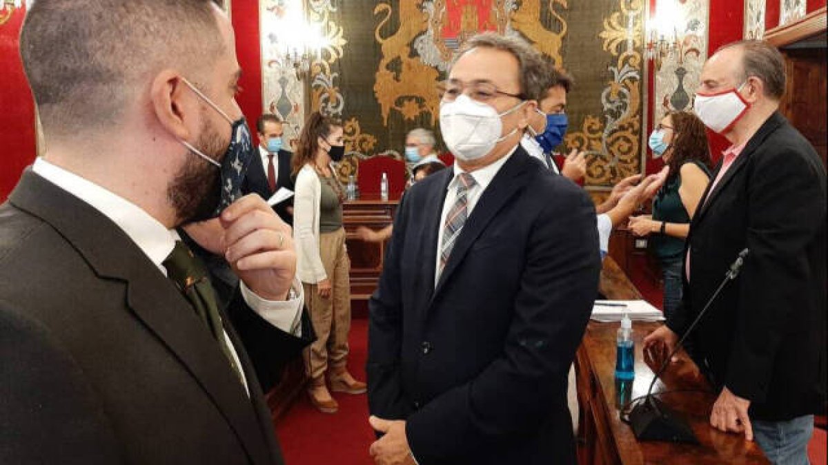 Mario Orotolá (Vox) y Francesc Sanguino (PSOE) en un pleno cuando se celebraban presenciales