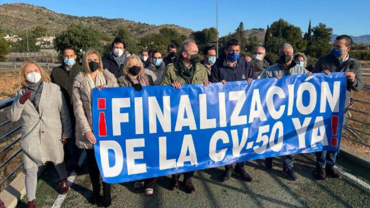 Mazón con dirigentes del PP del Camp de Túria reivindicando la CV-50