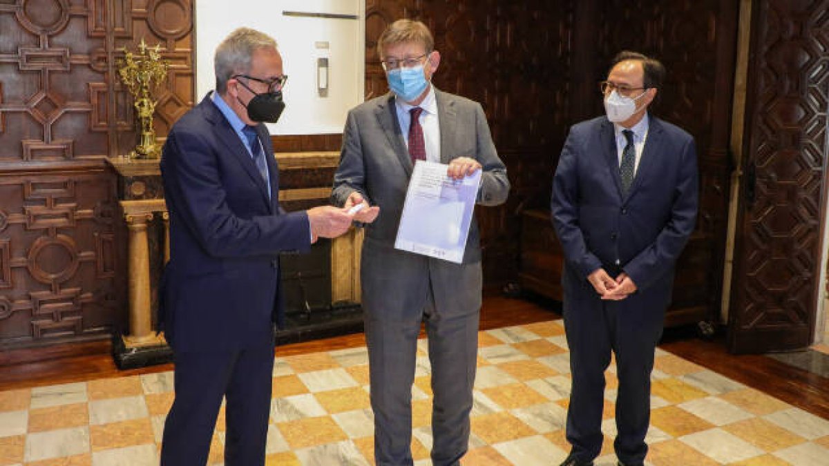 Ximo Puig recibe el informe de los expertos