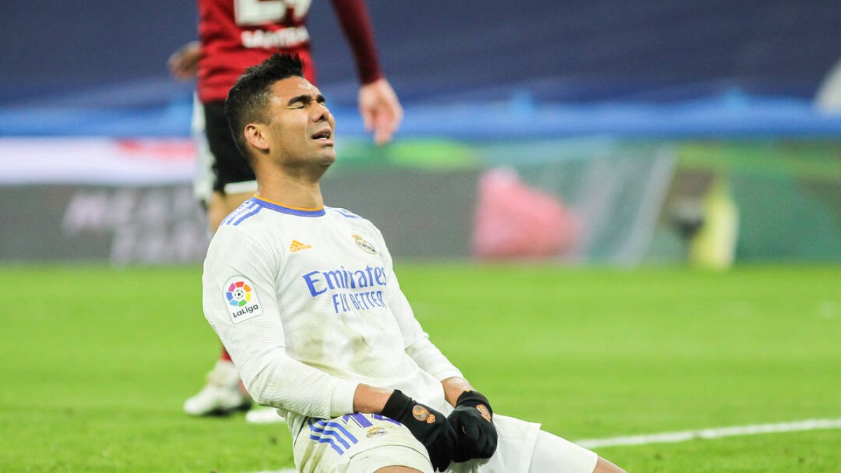 Casemiro se lamenta durante un partido con el Real Madrid.