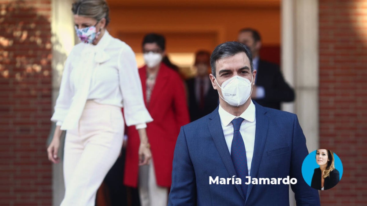 Pedro Sánchez y, detrás, Yolanda Díaz.
