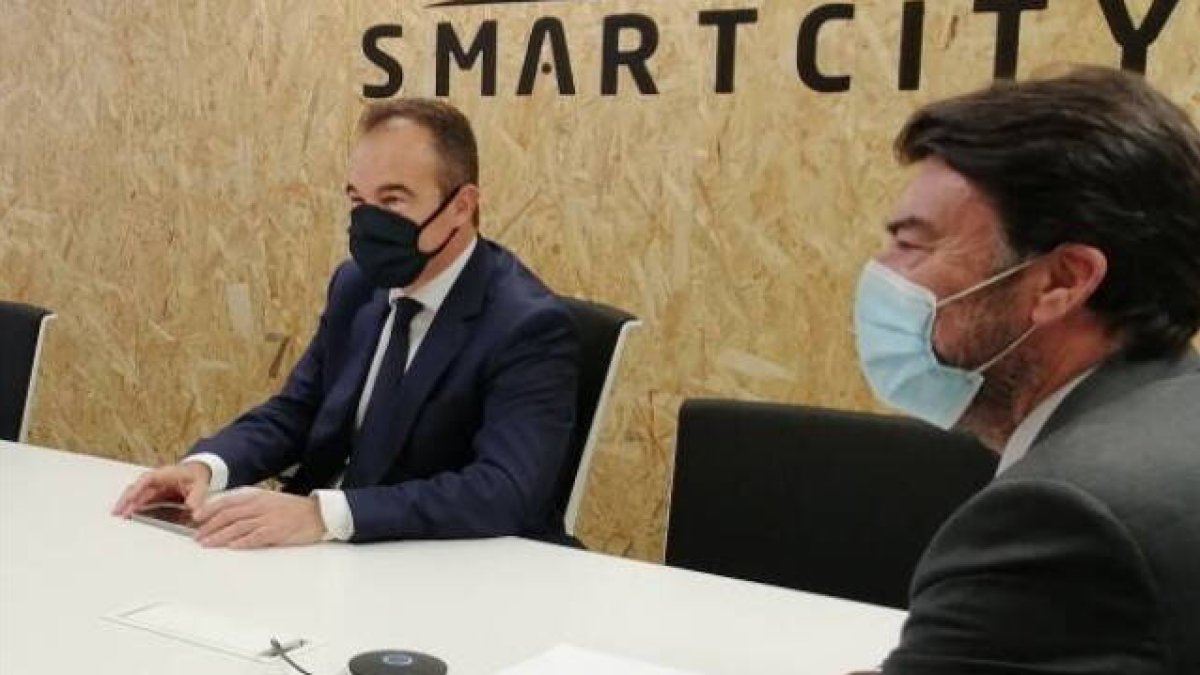 El alclade de Alicante, Luis Barcala, y el concejal de nuevas tecnologías, Toño Peral