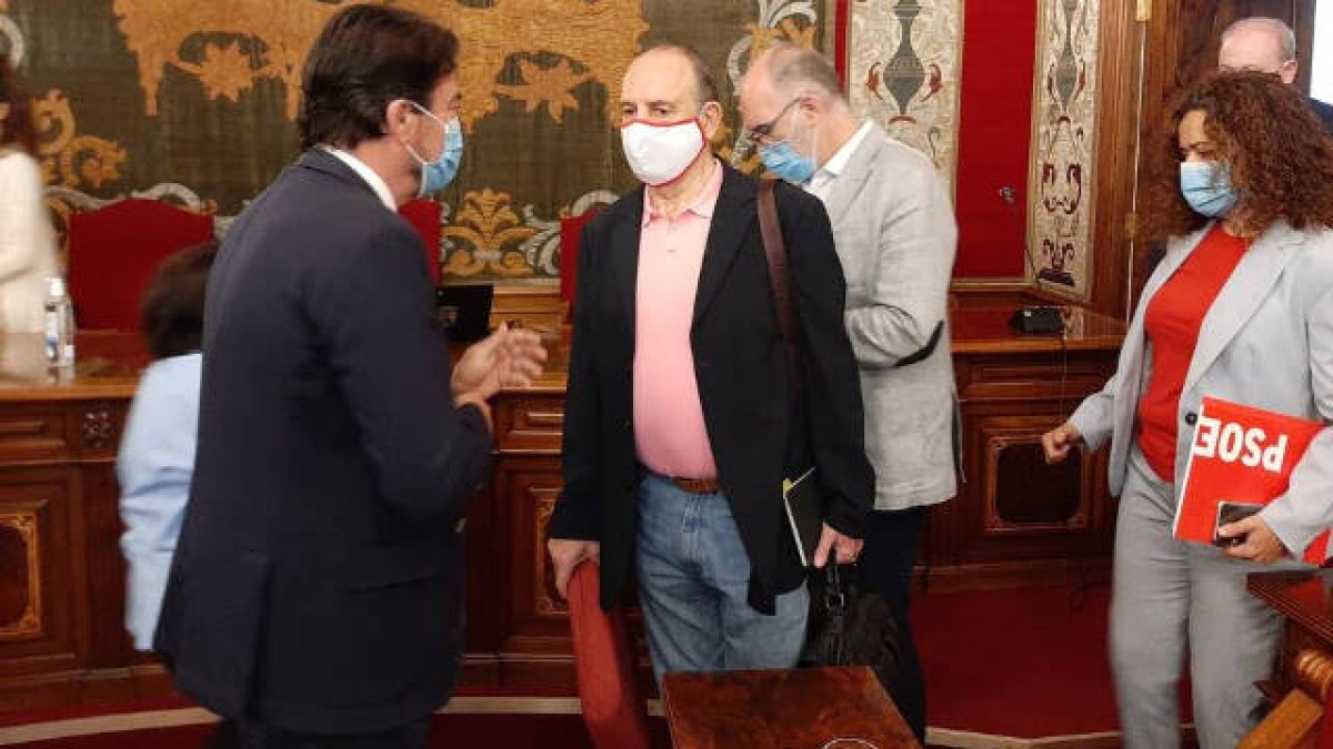 El secretario general del PSOE de Alicante, Miguel MIllana, junto al alcalde LUis Barcala en una foto de archivo