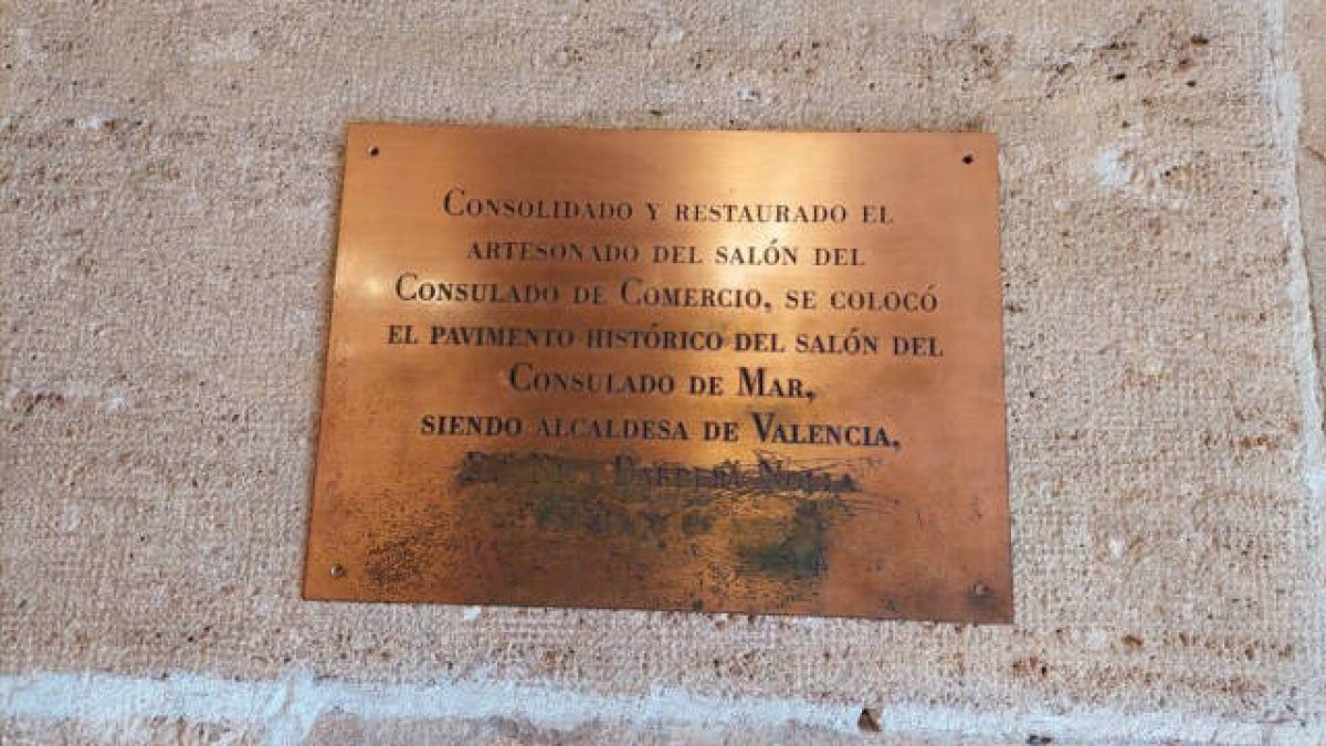 Placa de Rita Barberá en la Lonja que el Ayuntamiento de Ribó ha quitado