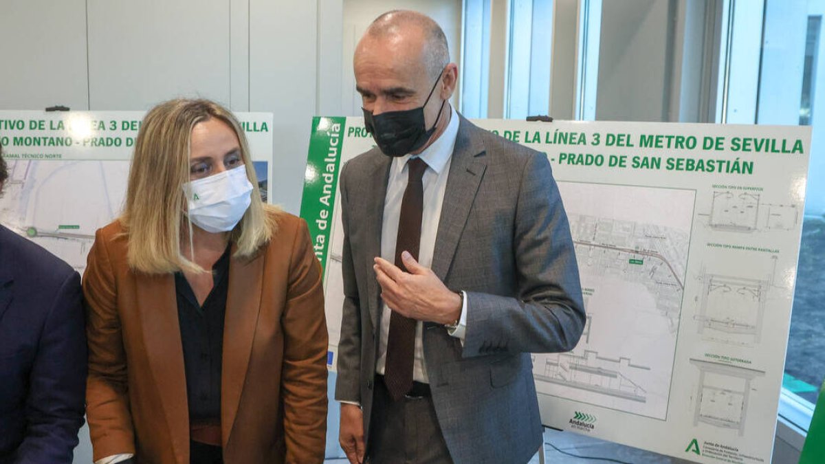 La consejera de Fomento, Infraestructuras y Ordenación del Territorio, Marifrán Carazo, junto con el alcalde de Sevilla, Antonio Muñoz, durante la presentación del tramo norte de la línea 3 del Metro de Sevilla.