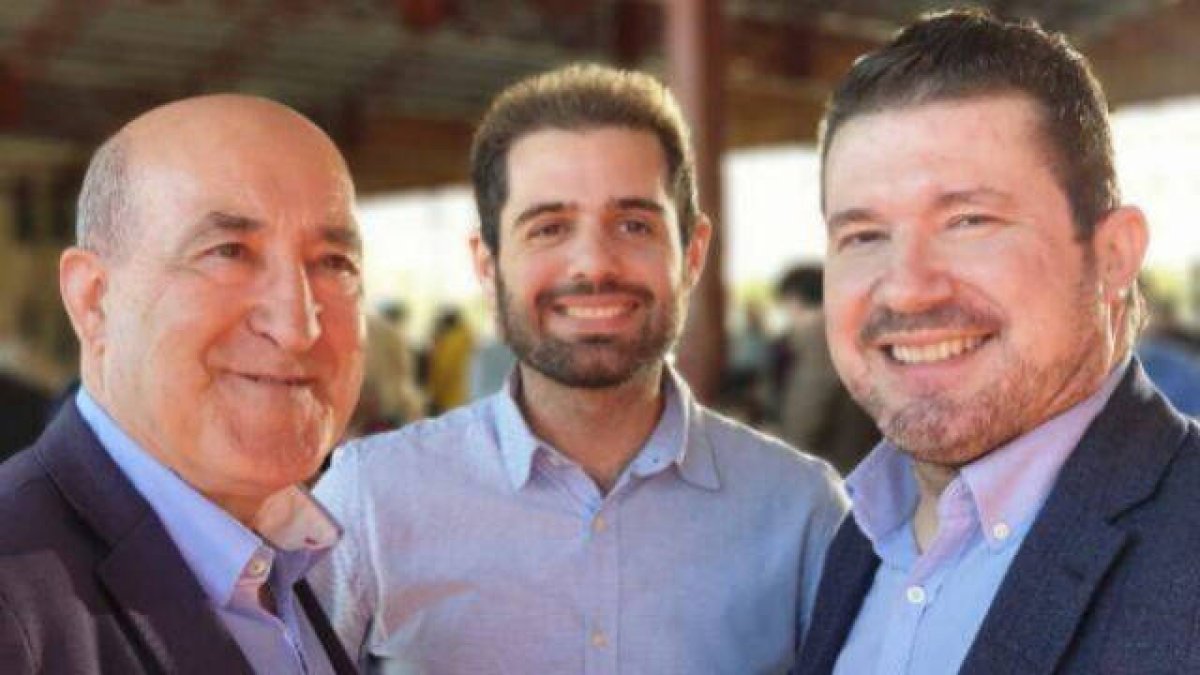 El diputado no adscrito de Cs, Jesús Salmerón (centro) y el senador Emilio Argüeso (derecha) entre los cargos ex de Cs que estarán en la plaza de toros