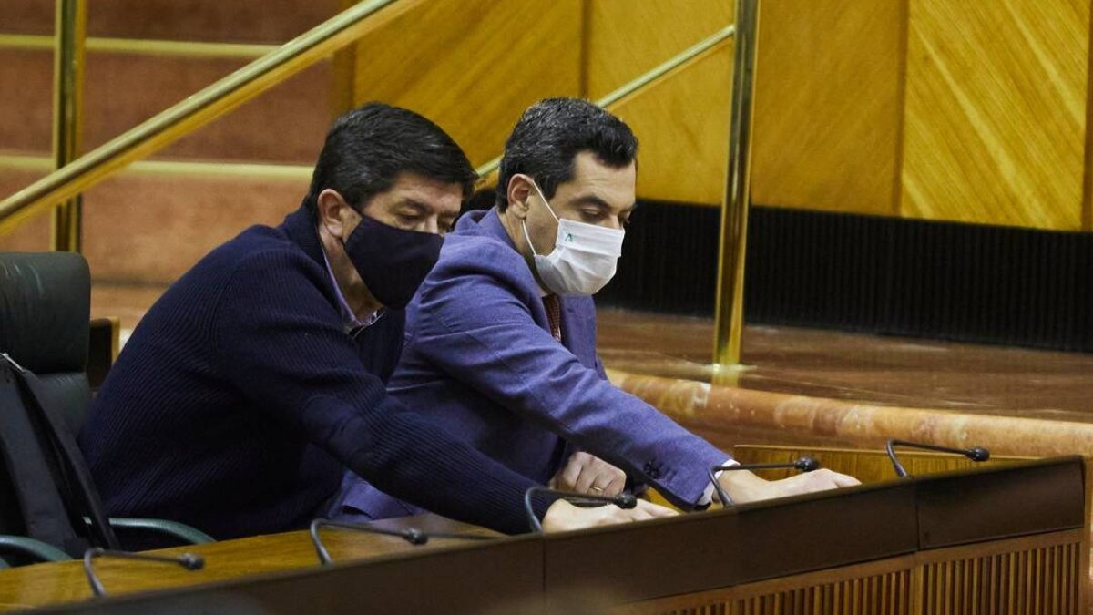 Presidente y vicepresidente de la Junta de Andalucía, Juanma Moreno (PP) y Juan Marín (Cs), durante la votación en la última sesión del Parlamento.