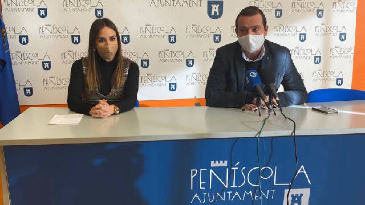 Raquel París, concejala de Turismo del Ayuntamiento de Peñiscola y Andrés Marínez, alcalde de Peñiscola.