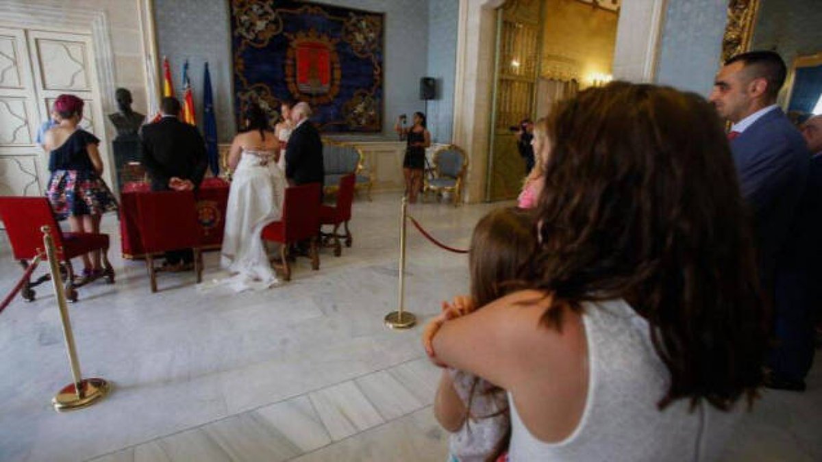 Celebración de una boda civil en el Ayuntamiento de Alicante