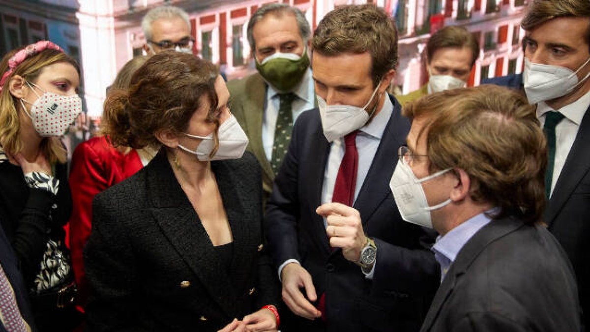 Pablo casado, Isabel Díaz Ayuso y José Luis Martínez Almeida ante la atenta mirada de otros compañeros del PP