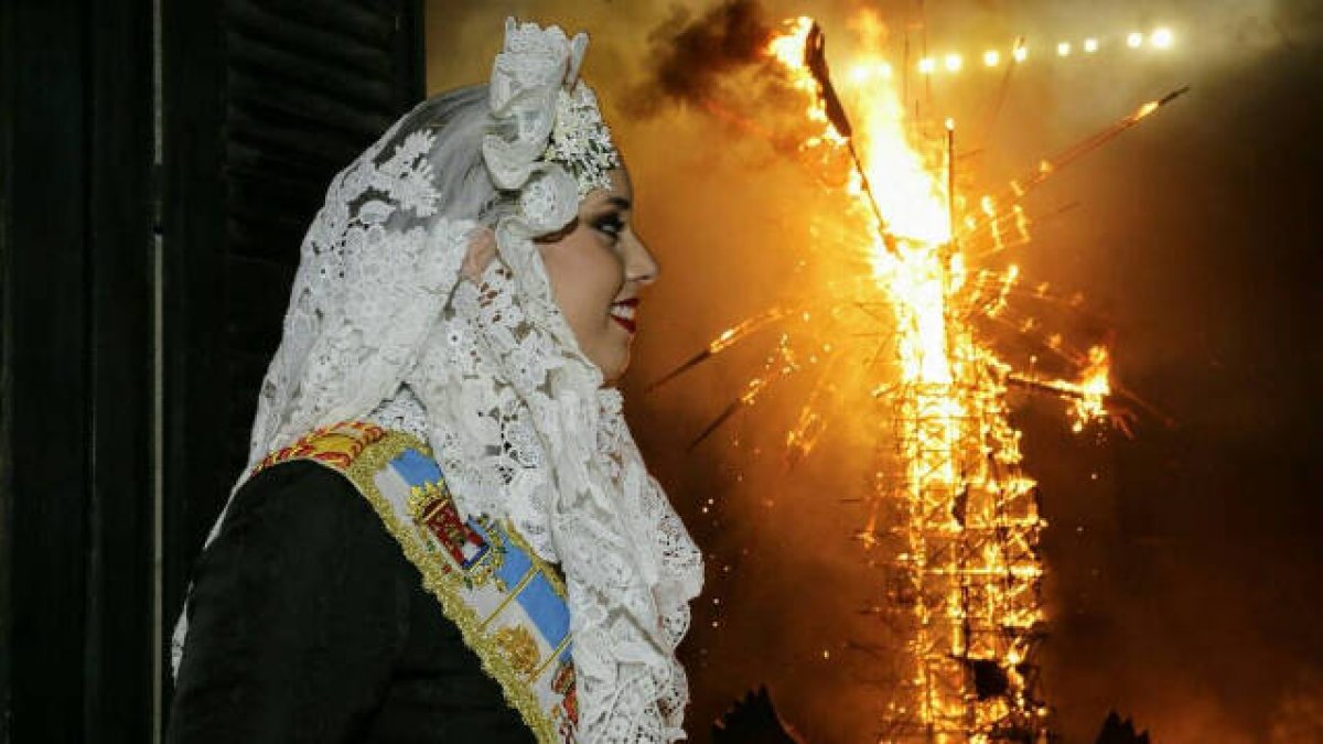 La noche del 24 de junio se celebra la Cremà de las Hogueras de San Juan de Alicante