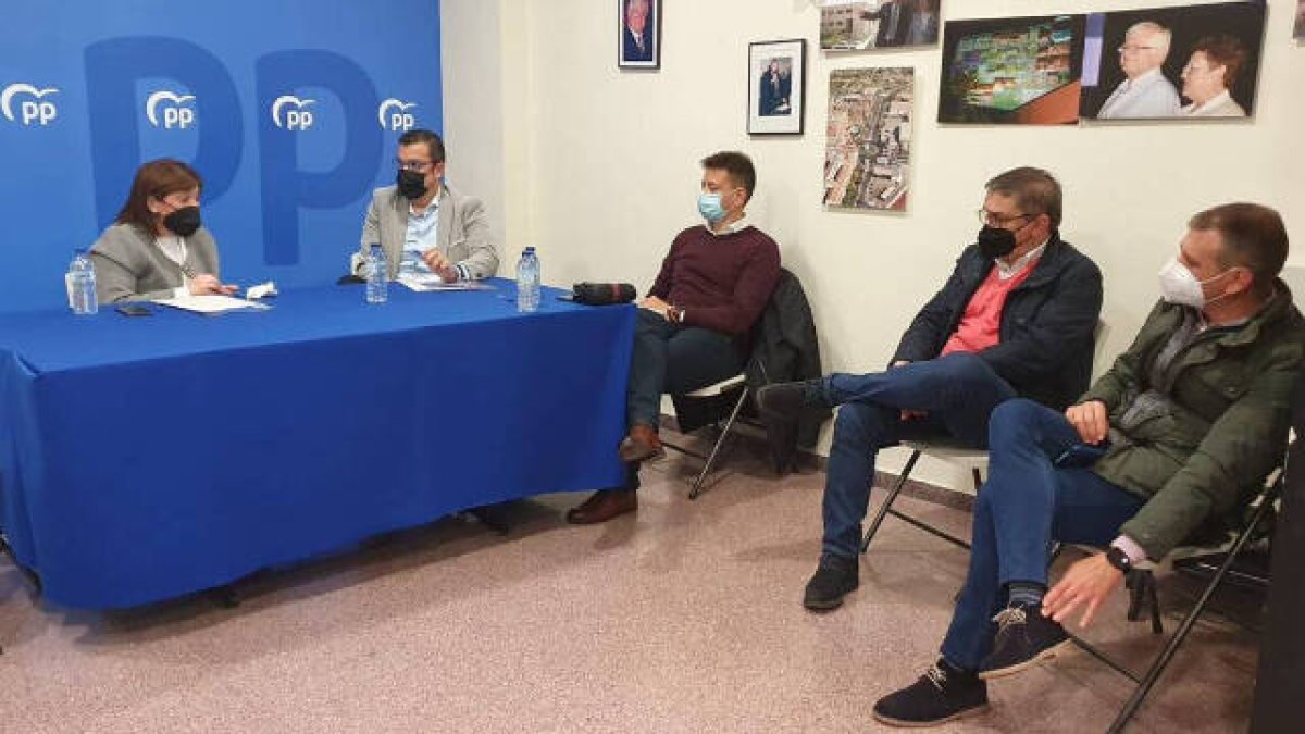 Un momento de la reunión entre Isabel Bonig y los representantes del PP de San Vicente del Raspeig