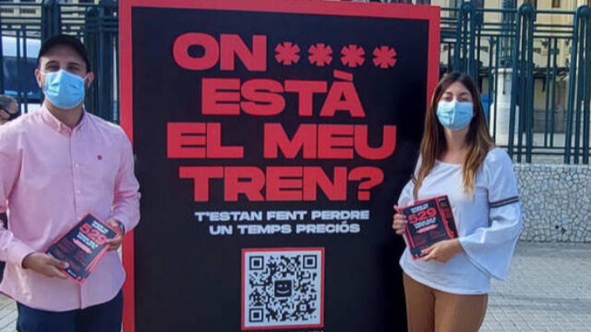 Concejales de Compromís con la campaña denunciando los problemas de Cercanías