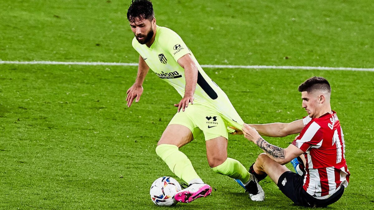 El atlético Felipe, en un lance del juego con Sancet.