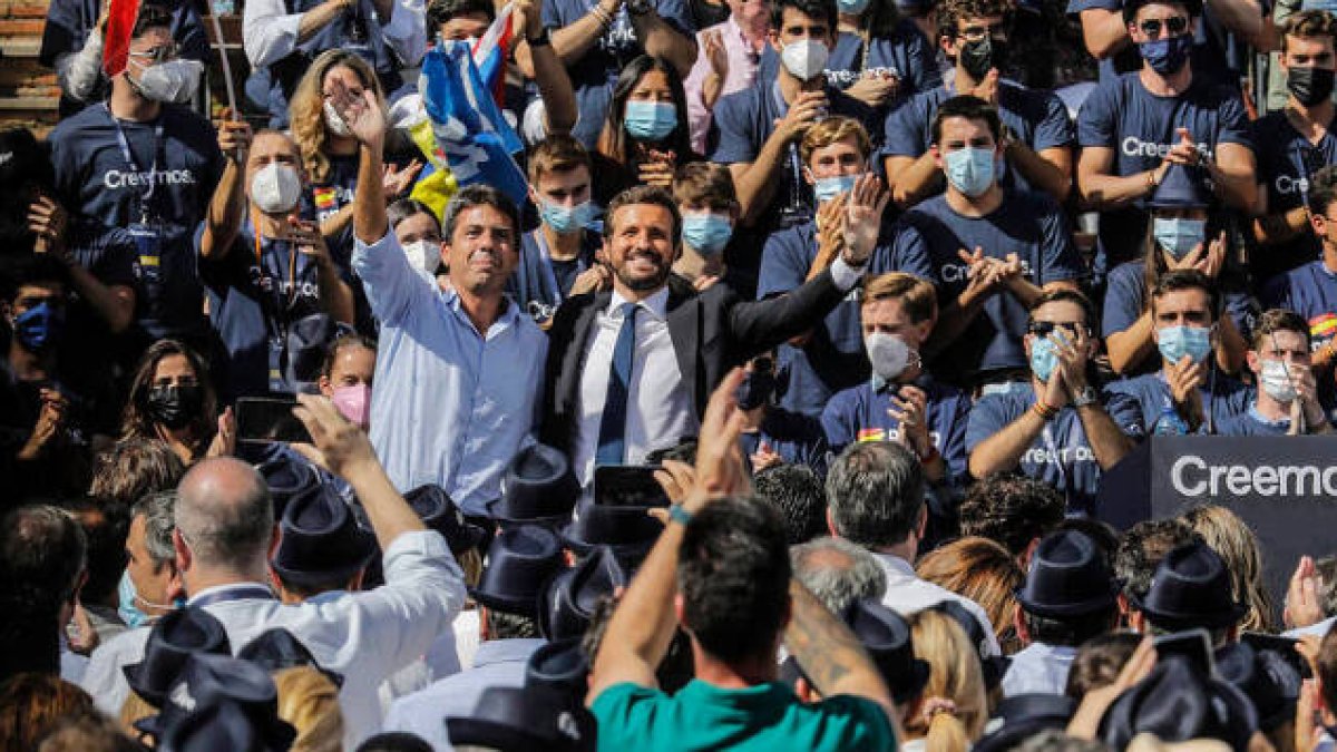 Carlos Mazón y Pablo casado durante el acto de clausura de la Convención Nacional del PP
