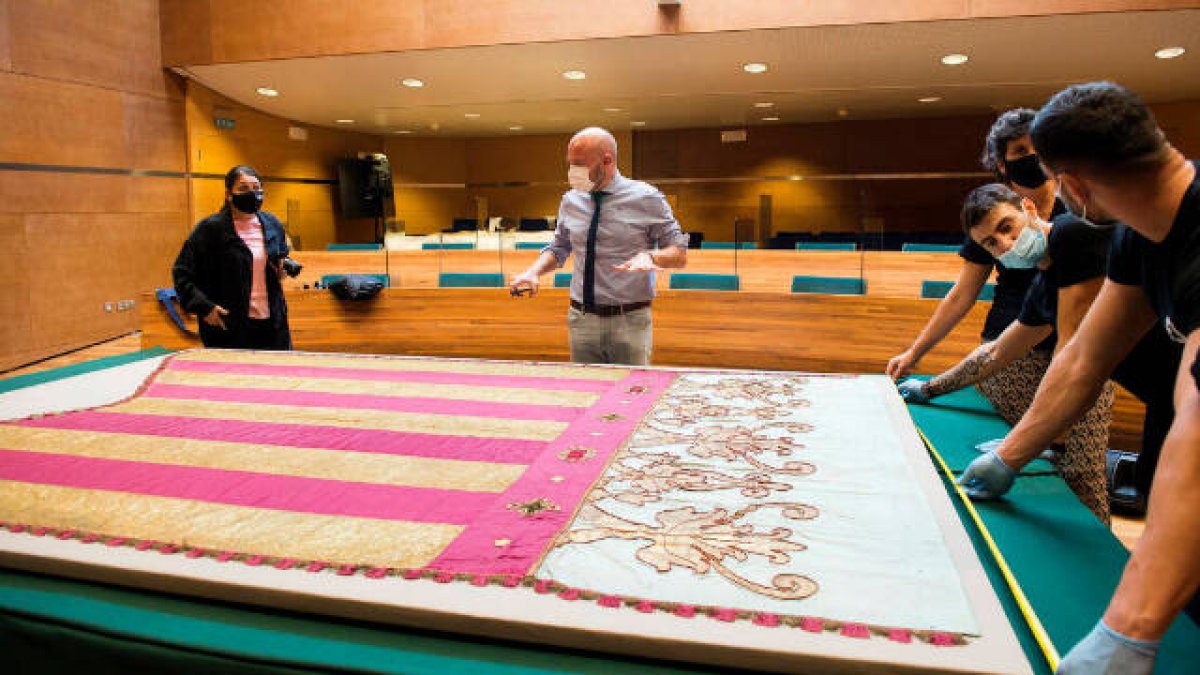 El presidente de la Diputación, Toni Gaspar, con la Real Senyera de Blasco Ibáñez