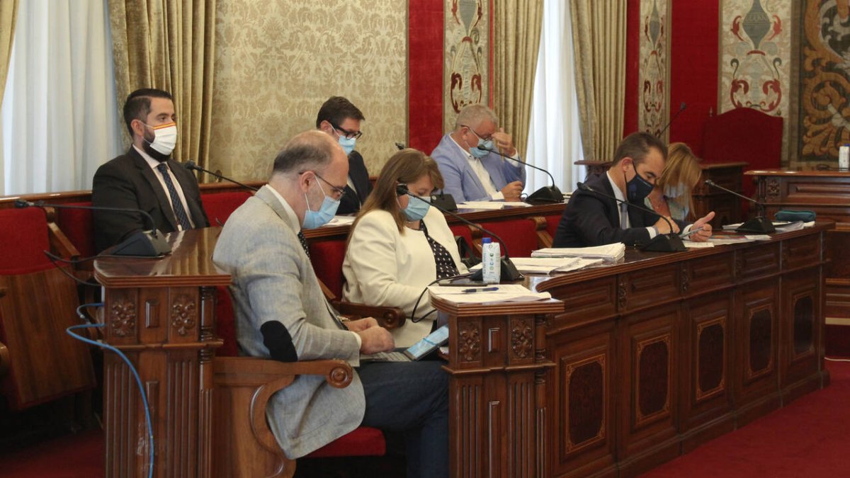 El bipartito y Vox tumban la comisión para coordinar la retirada de fibrocemento