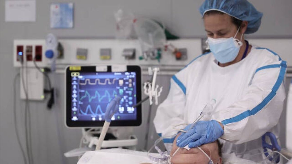 Una enfermera atiende a una paciente en la UCI del Hospital Enfermera Isabel Zendal, a 23 de noviembre de 2021, en Madrid / Eduardo Parra / Europa Press
