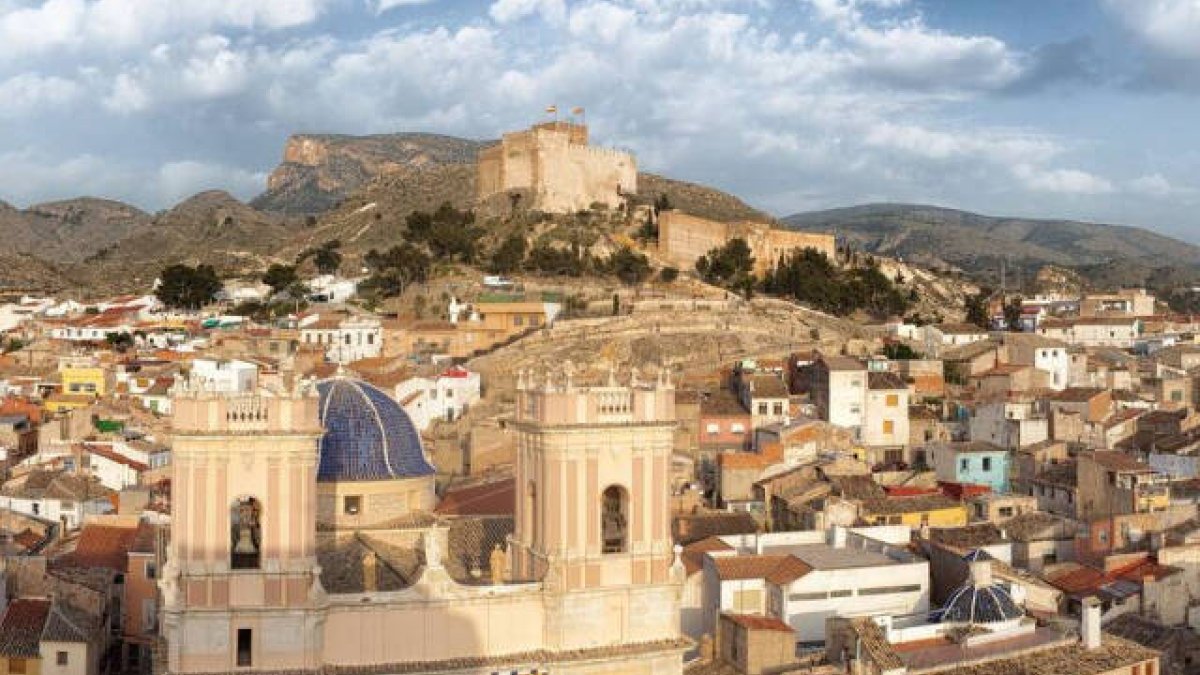 Vista panorámica del castillo y el casco antiguo de Petrer / Foto: Turismo Petrer