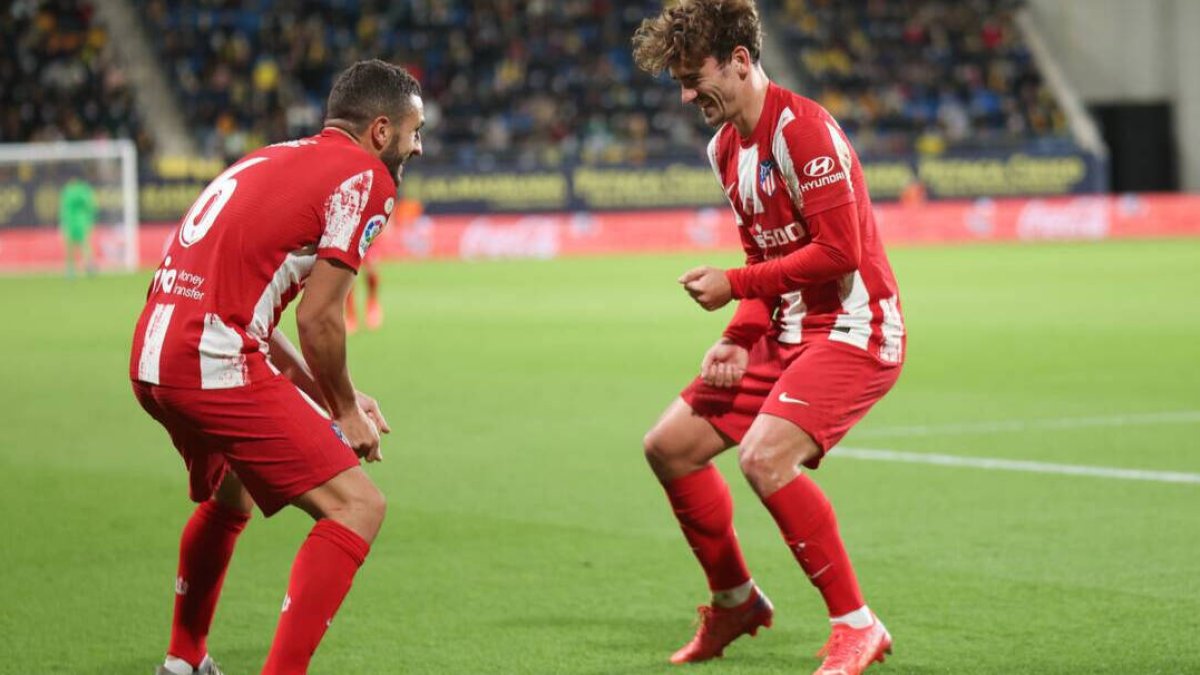 Koke y Griezmann, dos de los futbolistas afectados en el Atlético de Madrid