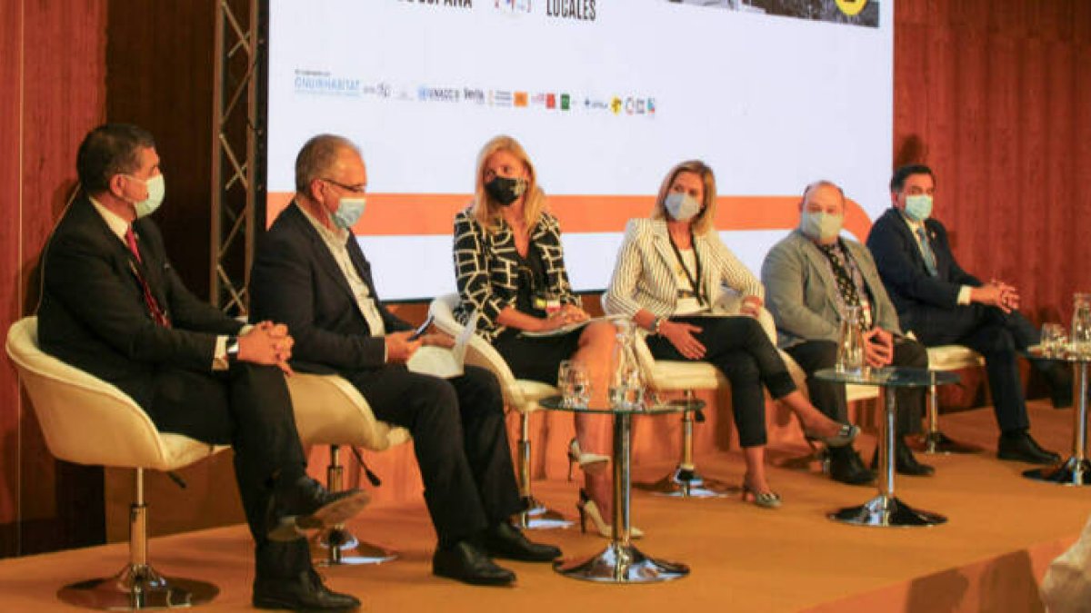 Marco expone en Sevilla la hoja de ruta estratégica hacia una ciudad sostenible