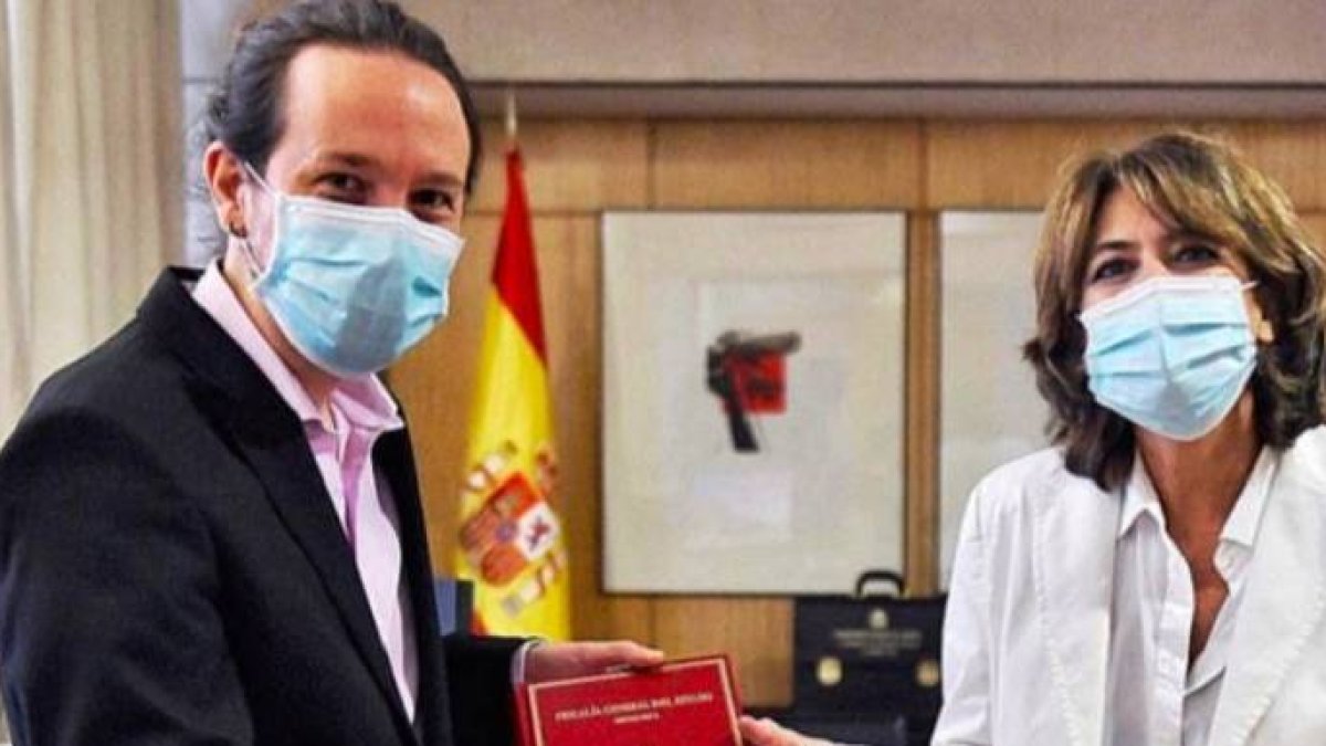 Pablo Iglesias posa con la fiscal general, Dolores Delgado.
