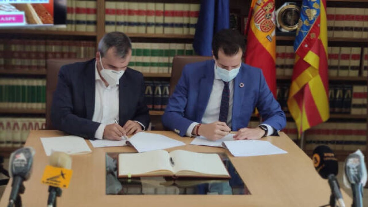 El alcalde de Aspe, Antonio Puerto (IU) y el alcalde de Elda, Rubén Alfaro (PSOE) durante la firma del acuerdo recíproco de bolsa de trabajo
