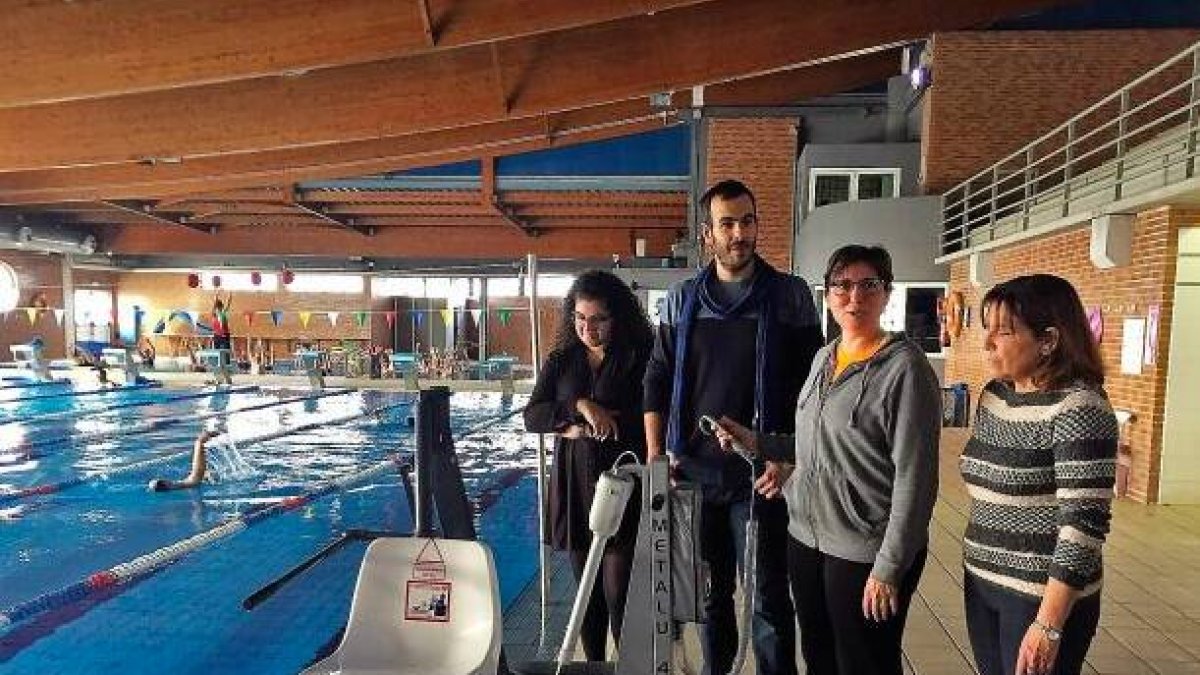 Xaro Miralles, alcaldesa de Benicarló, durante el estreno de las sillas adaptadas en la piscina cubierta de Benicarló/Imagen de archivo.