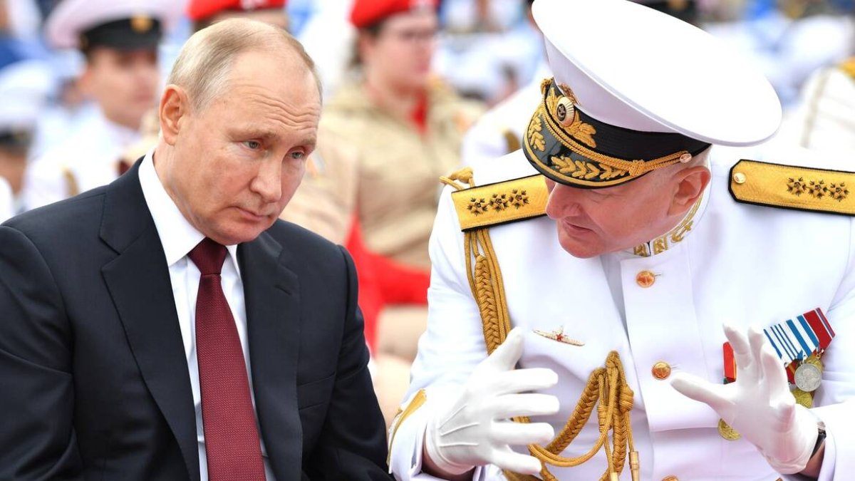 Vladimir Putin habla con Nikolai Yevmenov, jefe de la comandancia marina de Rusia.