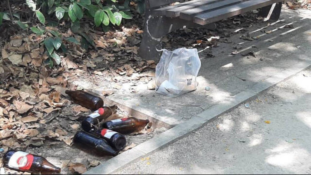 Restos de botellón en la zona de Hermanos Maristas