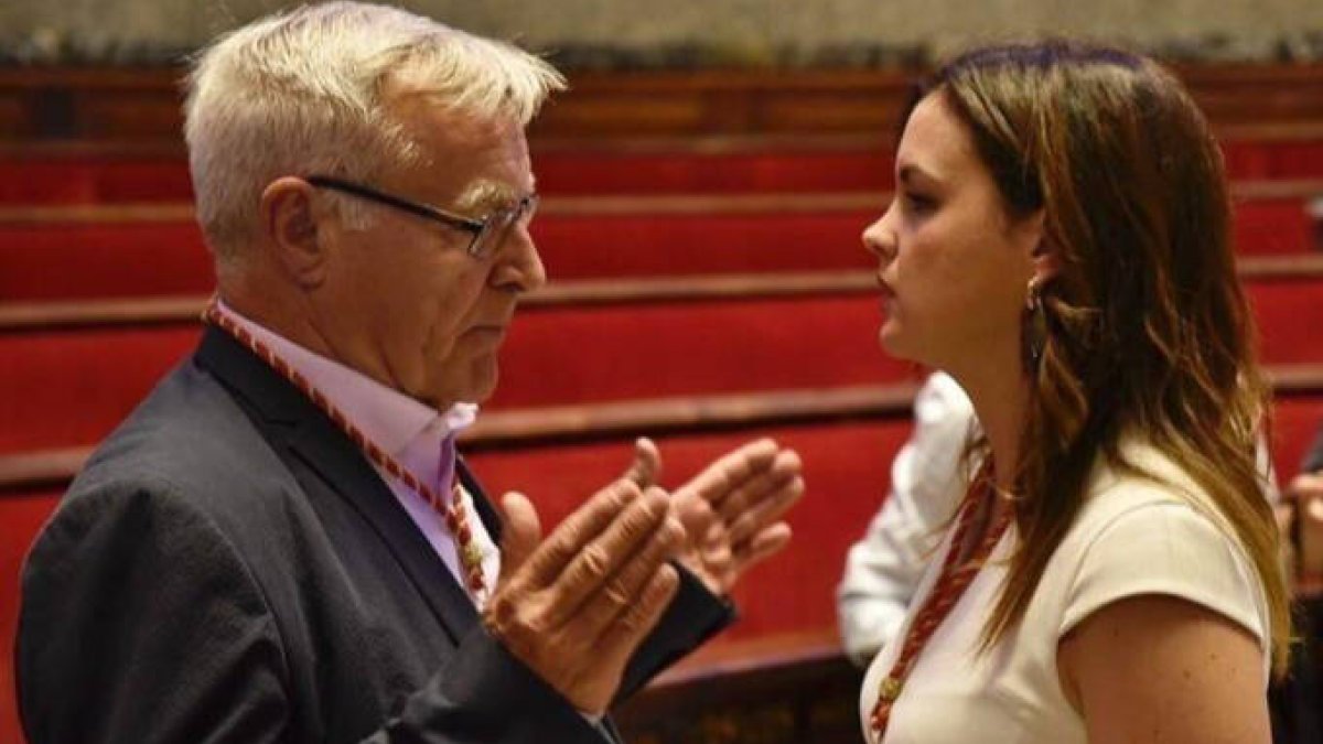Joan Ribó conversando con Sandra Gómez