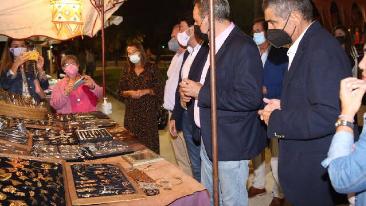 El alcalde de Alicante, Luis Barcala, y el concejal de Fiestas, Manuel Jiménez